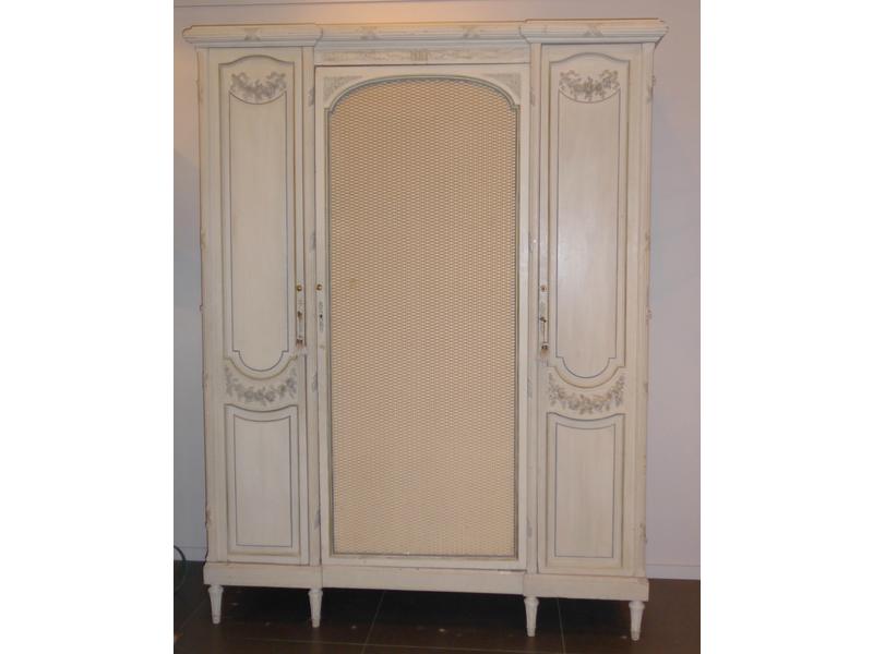ARMOIRE rectangulaire trois corps en bois...