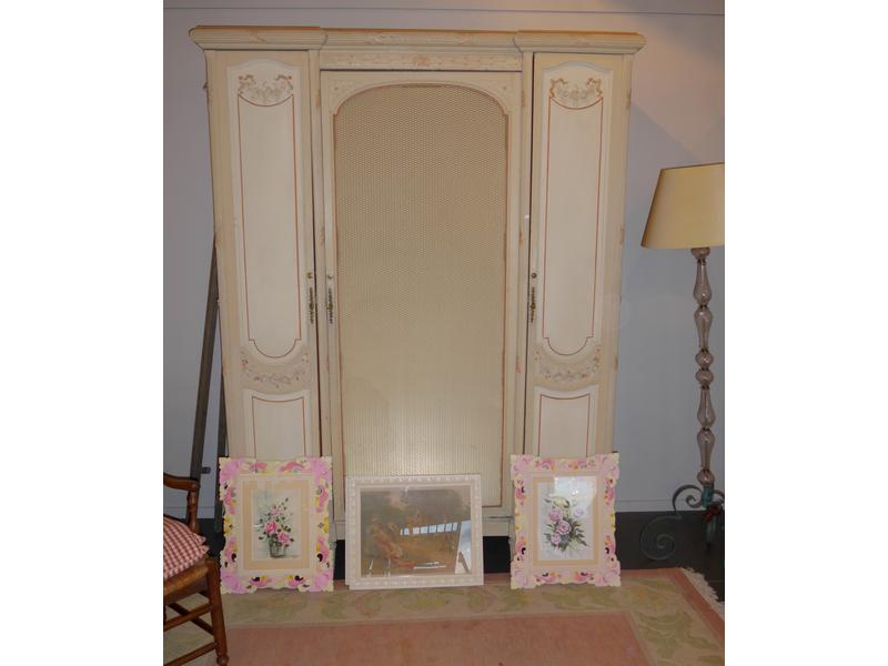 ARMOIRE de même modèle de couleur crème et...