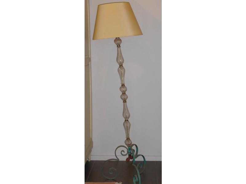 LAMPE DE PARQUET à fût en verre à cannelures...