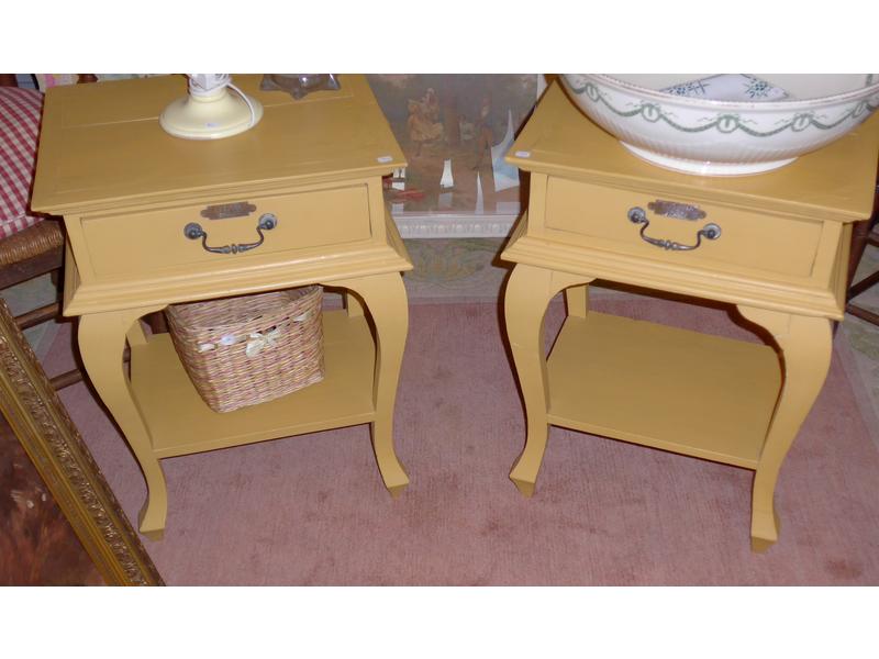 PAIRE DE TABLES DE CHEVET laqué jaune et...