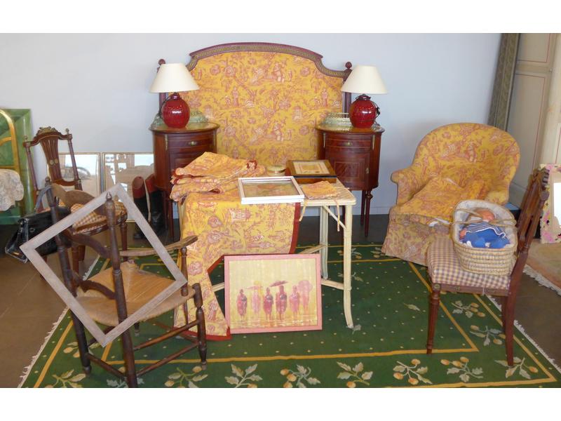 MOBILIER DE CHAMBRE A COUCHER comprenant...