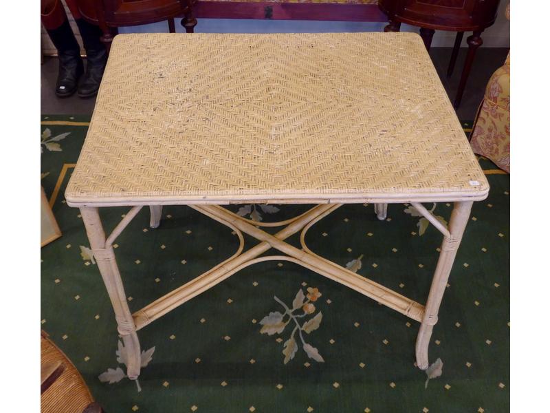TABLE EN ROTIN rectangulaire de couleur crème....