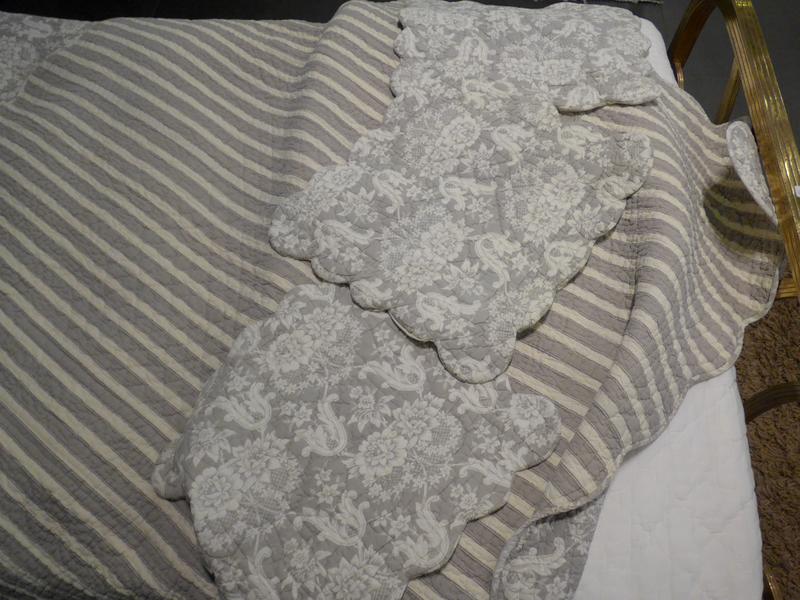LOT DE PLAIDS et DESSUS DE LIT avec housses...