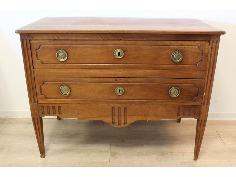 COMMODE rectangulaire en noyer mouluré ouvrant...