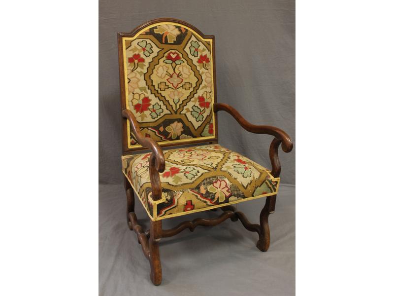 FAUTEUIL à dossier plat en chapeau de gendarme,...