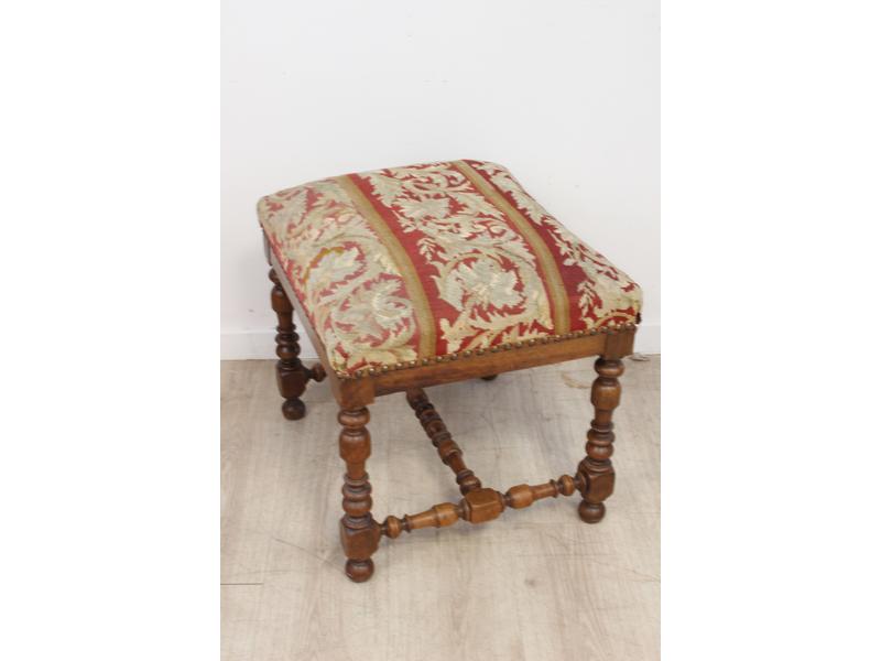 TABOURET en noyer à piètement tourné en balustre...