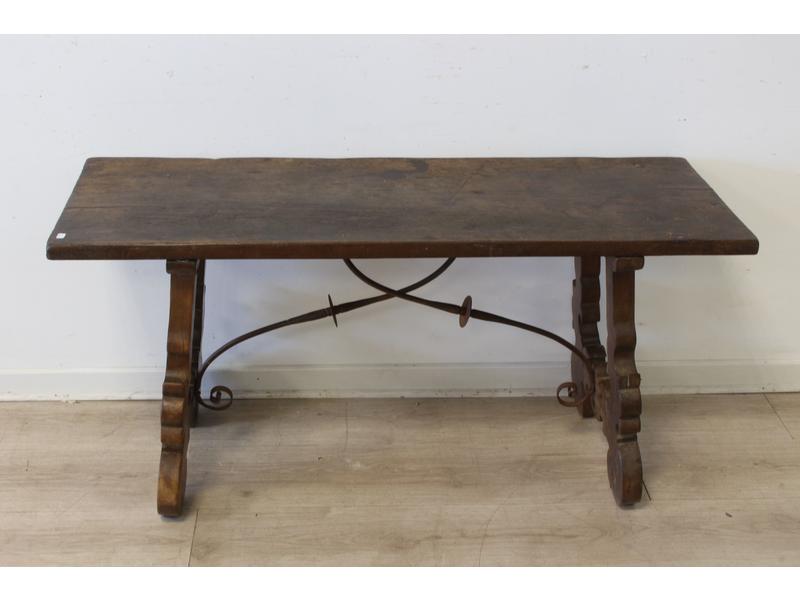 SUPPORT DE BARGUENO formant BANC en noyer,...