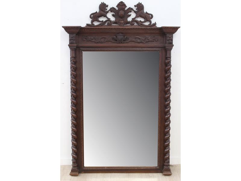 GRAND MIROIR en chêne surmonté d'un fronton...