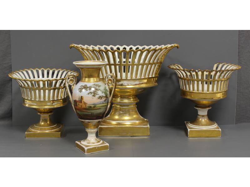 TROIS COUPES de centre de table en porcelaine...