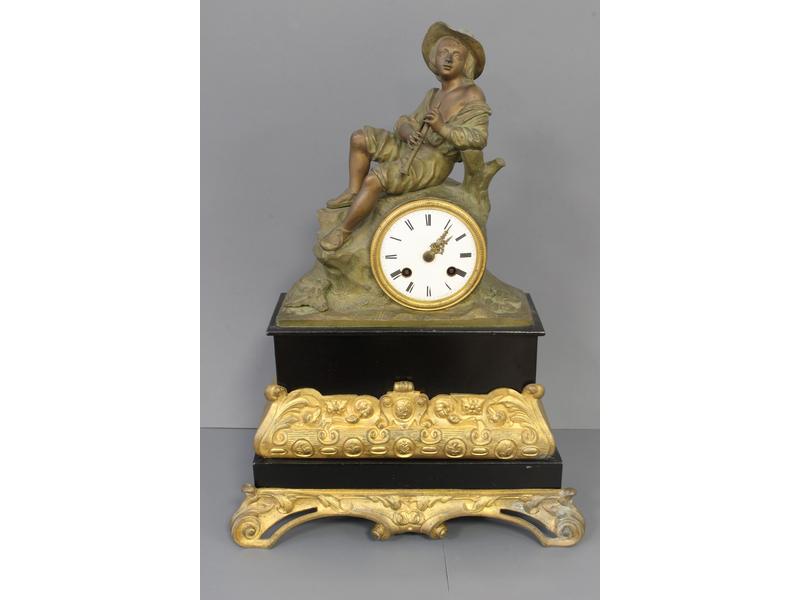 PENDULE dite au Pâtre, en bronze patiné et...