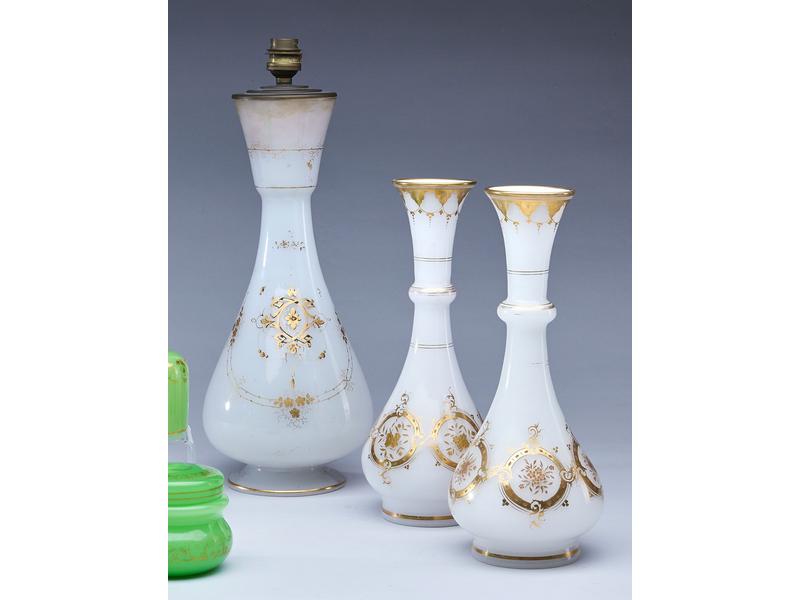 PAIRE DE VASES balustres à haut col en opaline...