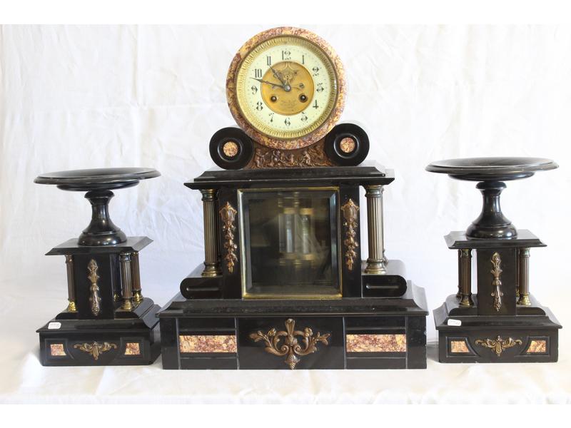 GARNITURE DE CHEMINEE en marbre noir et rose...