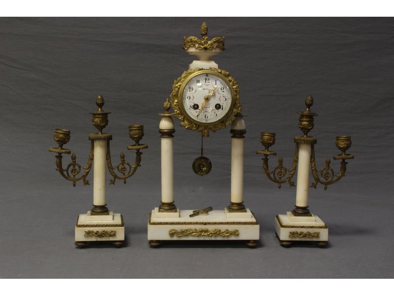 GARNITURE DE CHEMINEE en marbre blanc et...