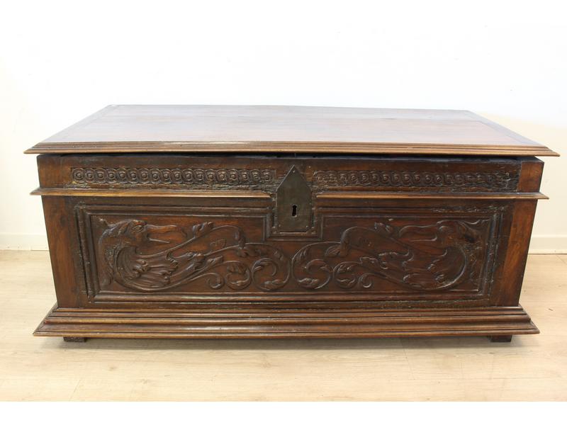 COFFRE rectangulaire en bois mouluré et sculpté...