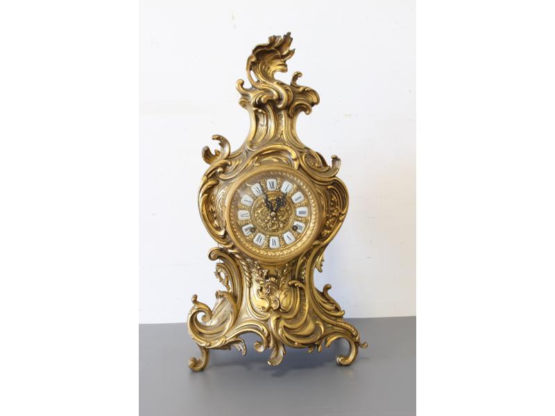 HORLOGE en bronze doré à décor rocaille,...