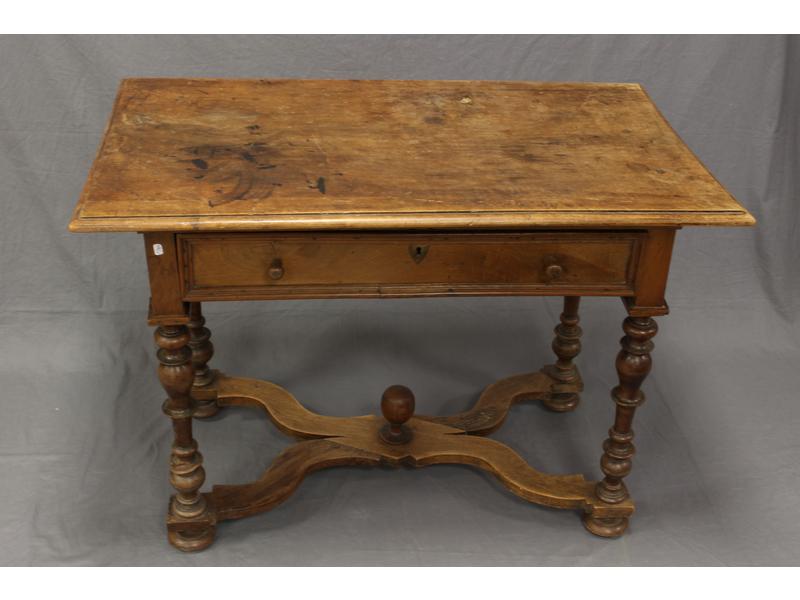 TABLE BUREAU en noyer ouvrant à un tiroir...