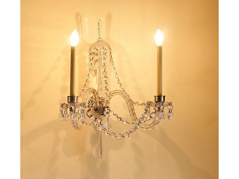 APPLIQUE à deux bras de lumière en cristal...
