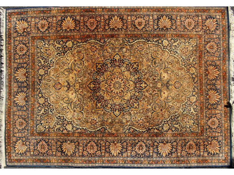 TAPIS rectangulaire en laine à décor de rosaces...