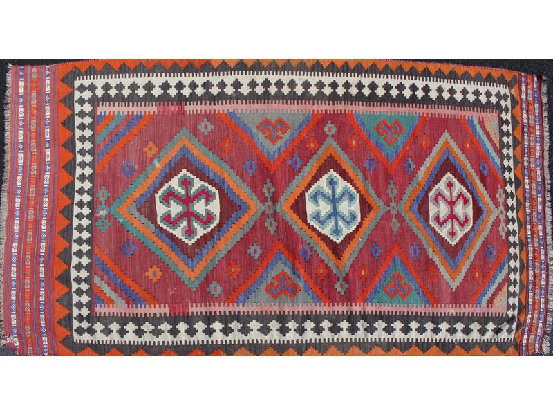 TAPIS KILIM en laine à décor de losanges...