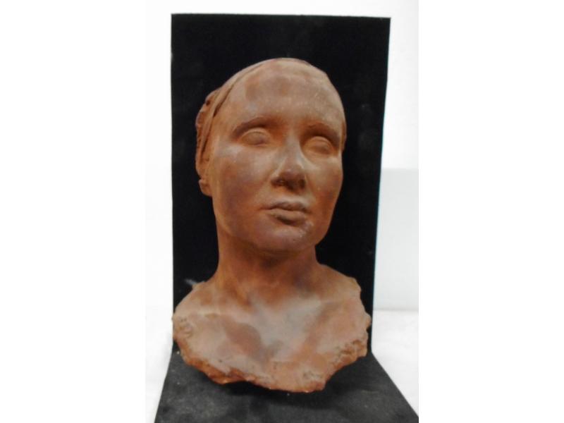 MASQUE DE FEMME en plâtre patiné ocre sur...