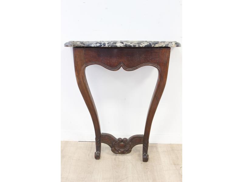 PETITE CONSOLE en noyer mouluré à façade...