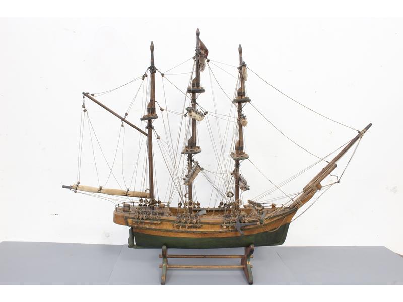 MAQUETTE de trois mâts en bois et cordage,...
