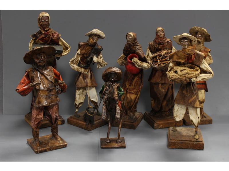 LOT DE SEPT FIGURINES en papier mâché représentant...