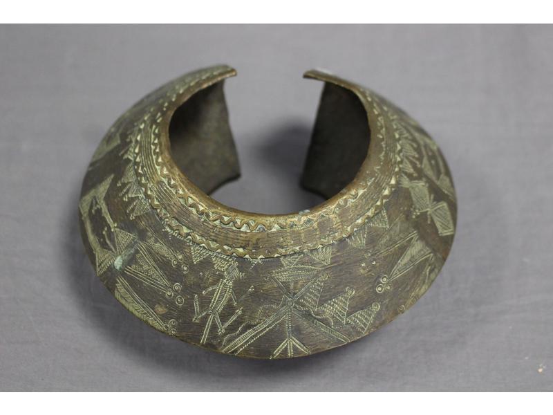 BRACELET D'ESCLAVE en bronze à décor  géométrique...