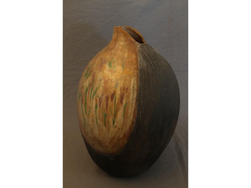 VASE ovoïde à col verseur en terre cuite...