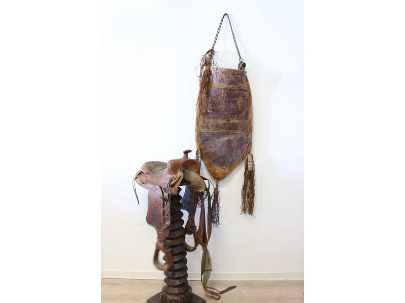 SELLE DE CHEVAL en cuir estampé à motifs...