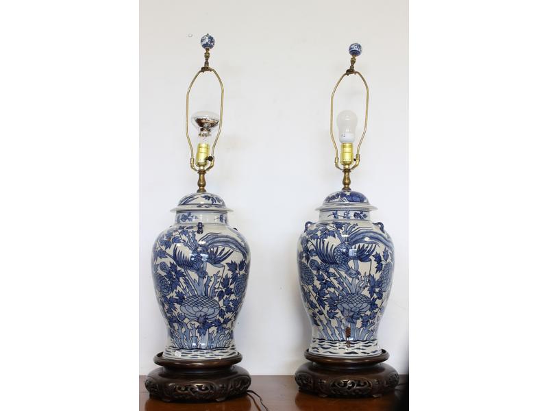 PAIRE DE LAMPES en porcelaine à décor émaillé...