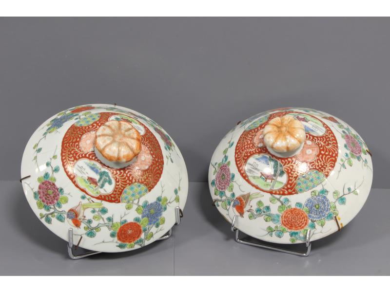 DEUX COUVERCLES de terrine ronds en porcelaine...