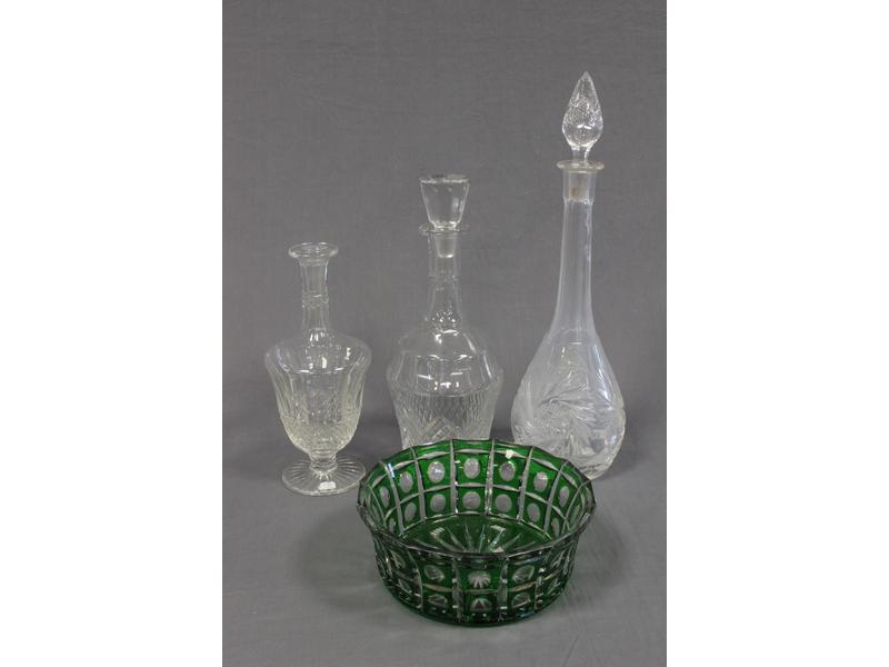 TROIS CARAFES en cristal taillé (la plus...