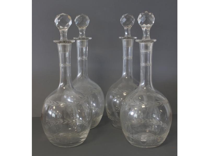 QUATRE CARAFES en cristal taillé et leurs...