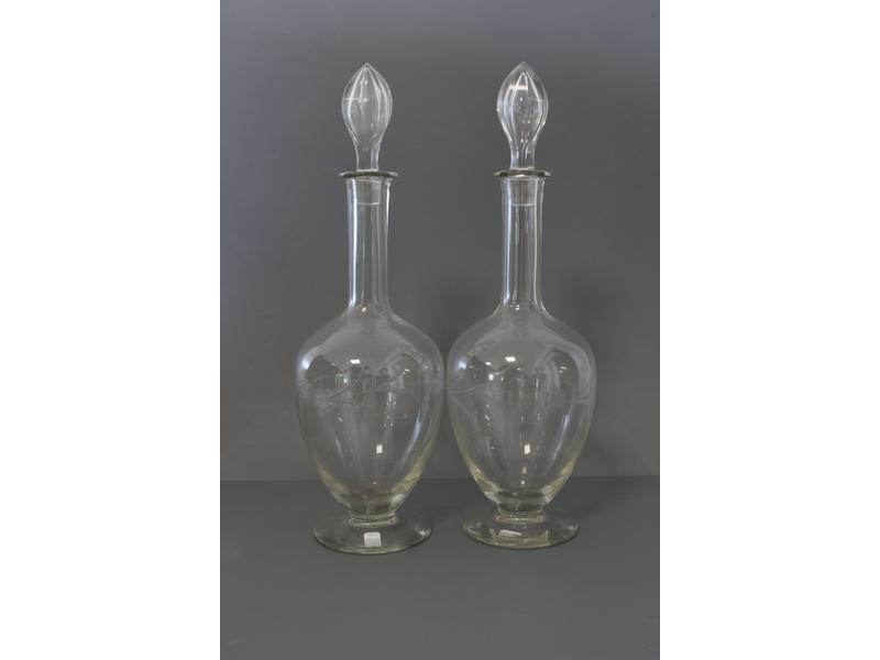 PAIRE DE CARAFES en cristal à haut col gravé...