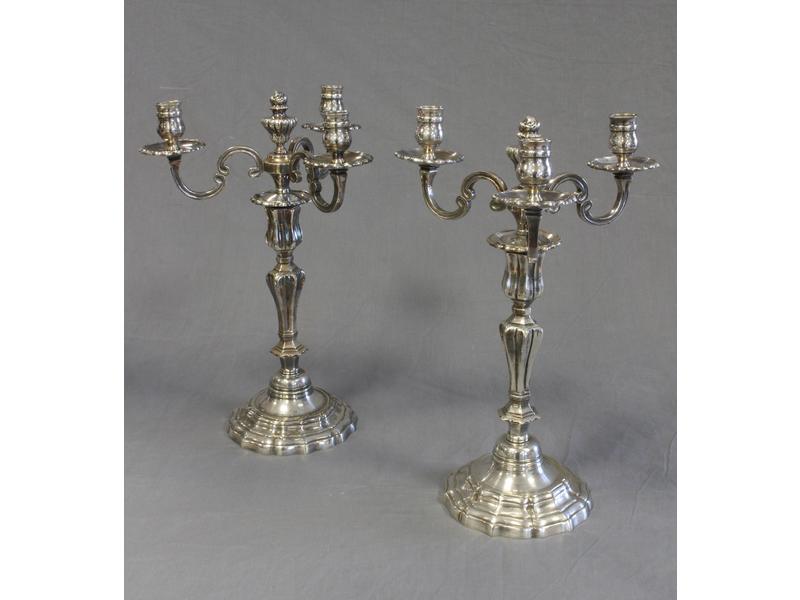 PAIRE DE CANDELABRES à trois lumières en...