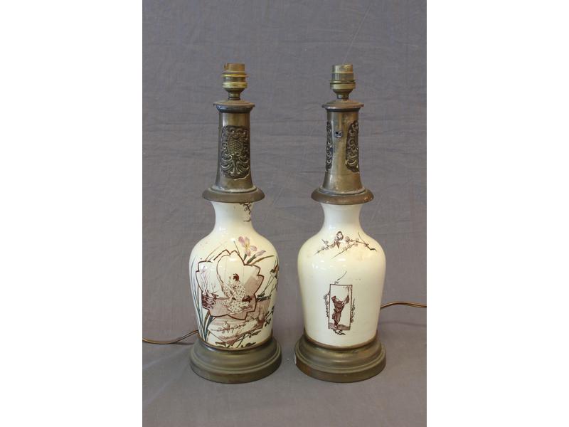 PAIRE DE LAMPES formées de vases en faïence...