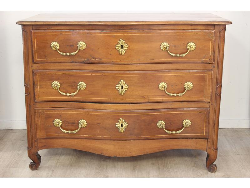 COMMODE à façade arbalète en noyer mouluré,...