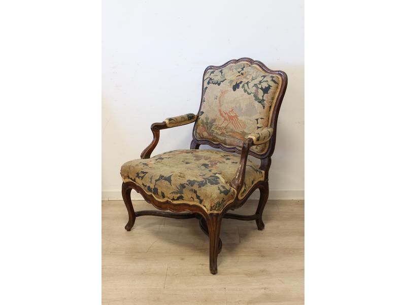 FAUTEUIL en noyer mouluré à dossier plat...