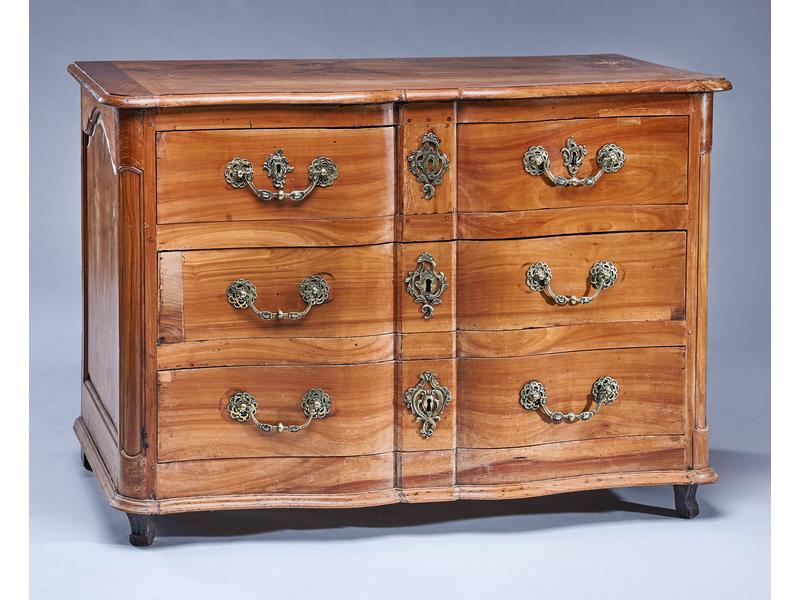 COMMODE à façade arballette en merisier ouvrant...