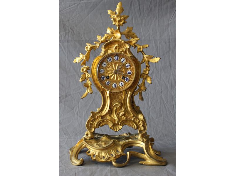 PENDULE en bronze doré à décor rocaille et...