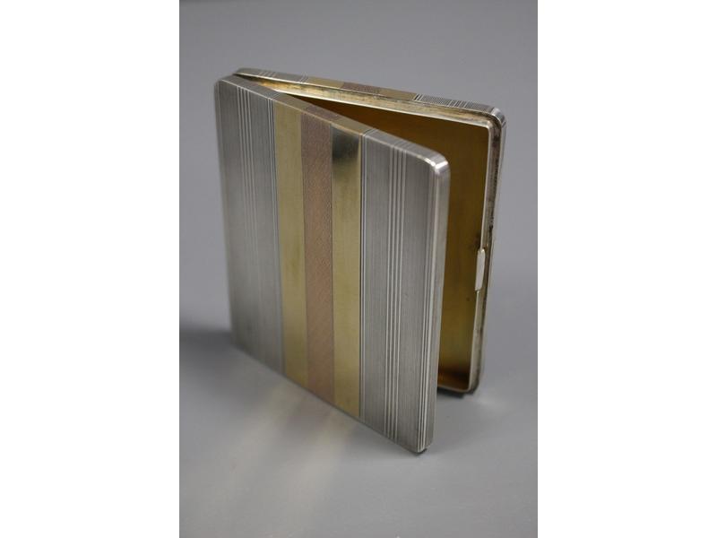 PETITE BOÎTE rectangulaire en or jaune (18K)...
