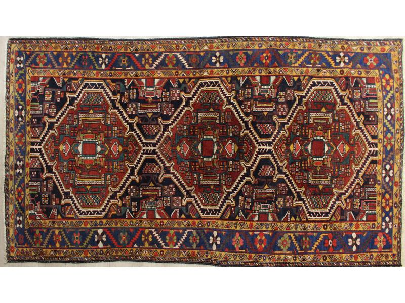 TAPIS en laine polychrome à décor de trois...