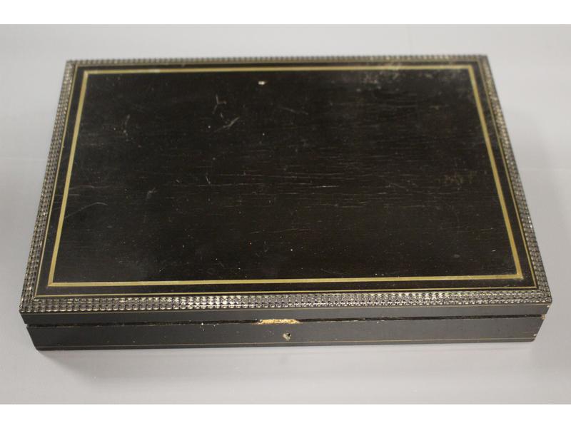 COFFRET A JETONS en bois noirci et filet...