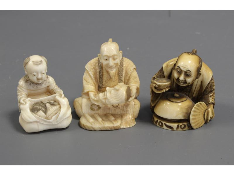 TROIS NETSUKE en ivoire sculpté représentant...