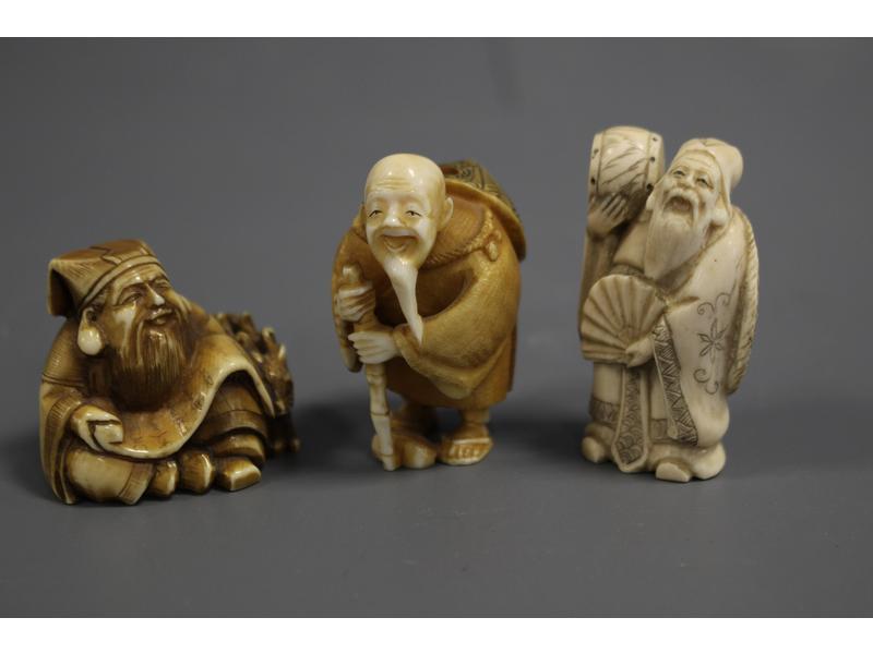 TROIS NETSUKE en ivoire sculpté représentant...