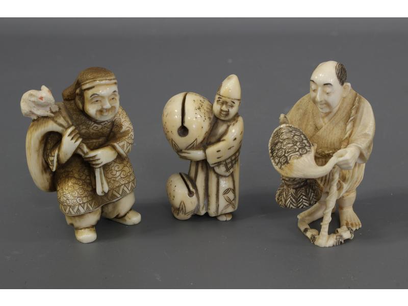 TROIS NETSUKE en ivoire sculpté représentant...