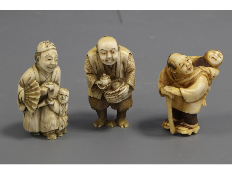 TROIS NETSUKE en ivoire sculpté représentant...