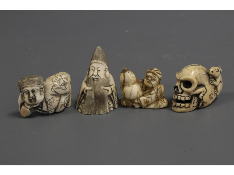 QUATRE NETSUKE en ivoire sculpté, trois représentant...