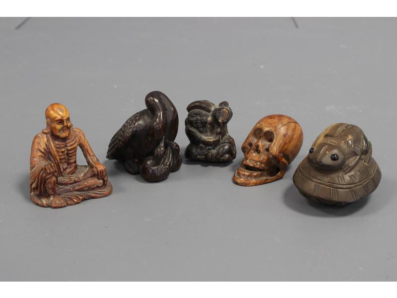 CINQ NETSUKE ou FIGURINES en bois sculpté...